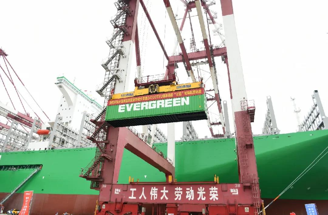 世界最大集裝箱船來了，23992TEU，首港掛靠青島港