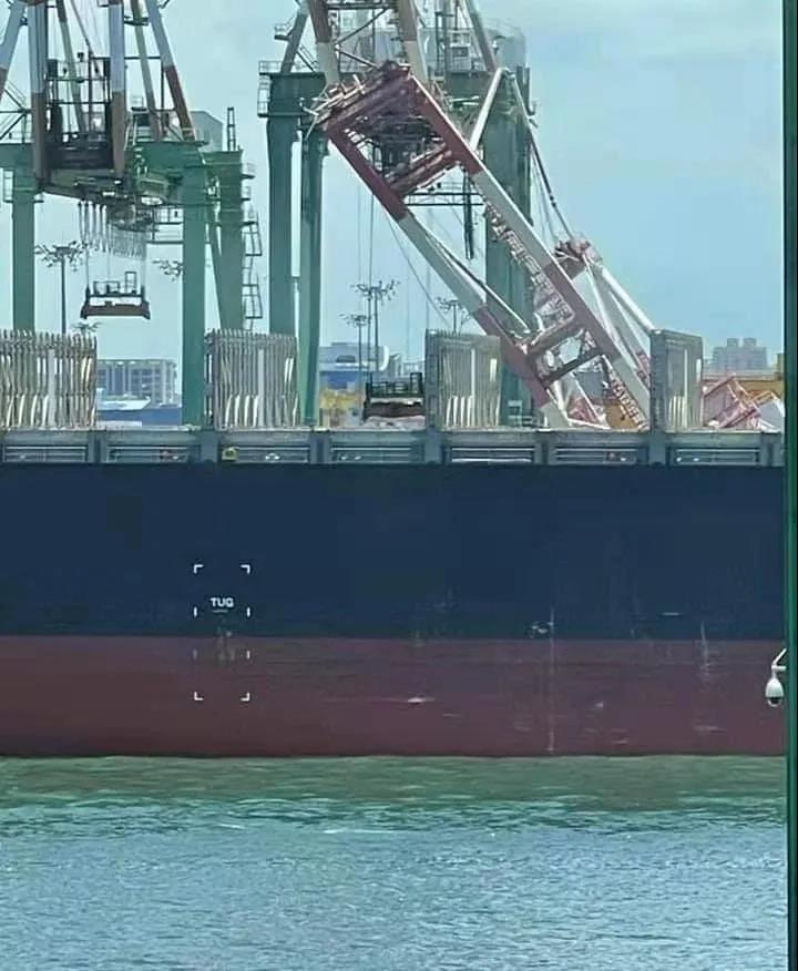 突發(fā)！一艘集裝箱船撞上高雄碼頭，起重機(jī)倒塌，掛靠國內(nèi)多個(gè)港口共艙船司眾多！