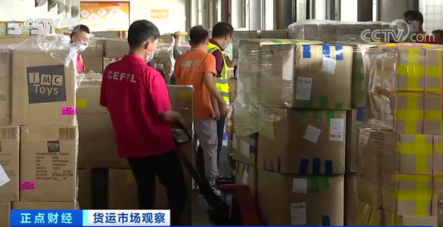 央視：價(jià)格刷新高！貨主不看價(jià)先下單再說(shuō)！空運(yùn)、海運(yùn)“一艙難求”！怎么回事？