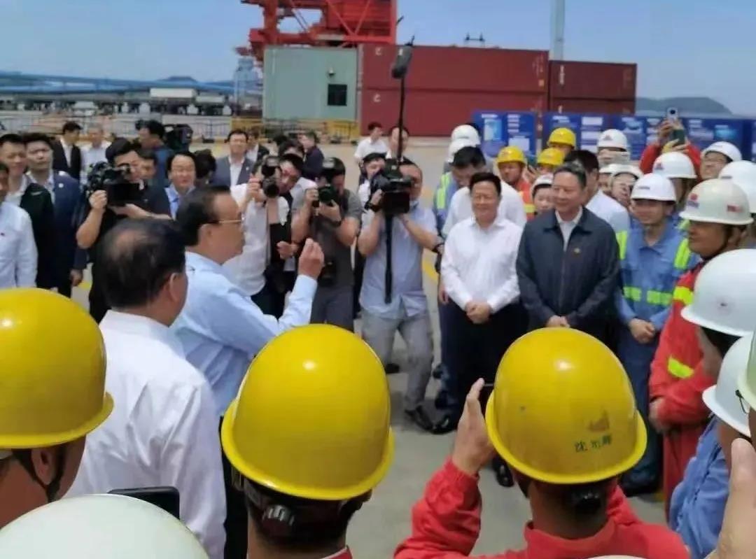 李克強總理考察寧波舟山港，現(xiàn)場拍板今年為貨車司機解決這些問題 