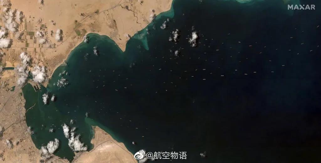 太空俯瞰蘇伊士運(yùn)河“卡船”，300艘船排隊(duì)，疏通后將全天放行