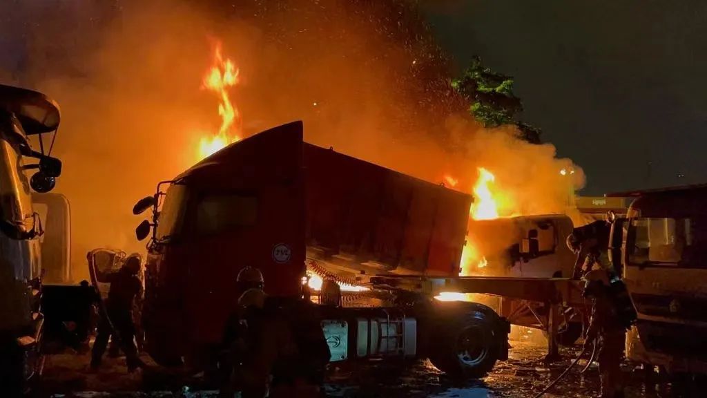 突發(fā)！香港一貨柜碼頭14輛貨車爆炸起火