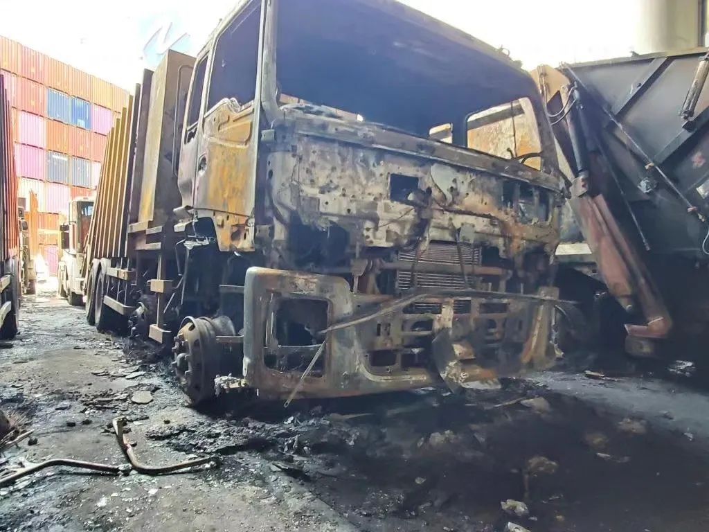 突發(fā)！香港一貨柜碼頭14輛貨車爆炸起火