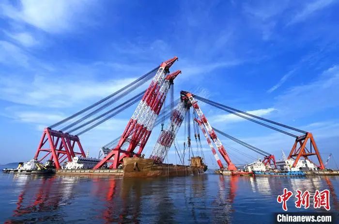終于！沉在深海一年的萬(wàn)噸貨船被打撈出水！