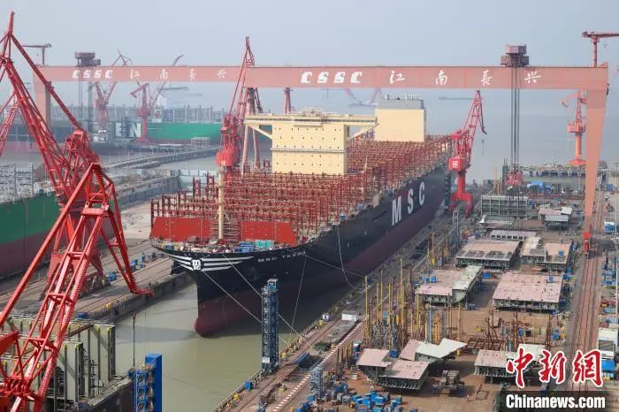 24116TEU！世界最大集裝箱船在上海出塢