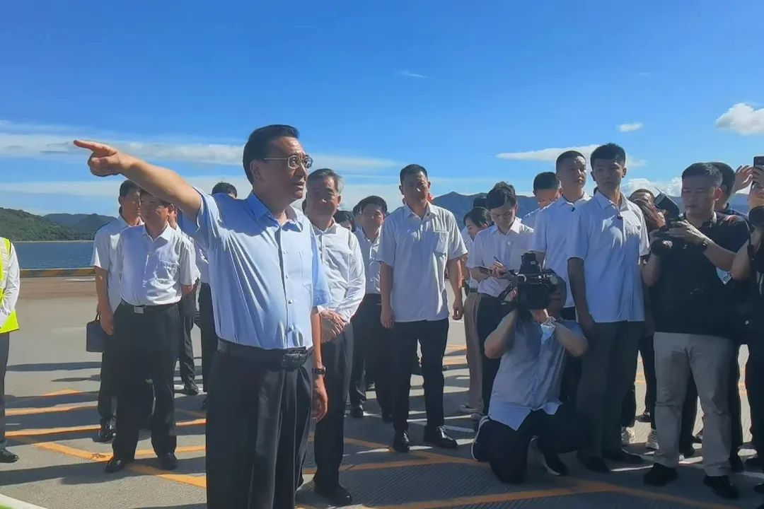 李克強(qiáng)考察鹽田港:打造更高水平國(guó)際集裝箱干線港