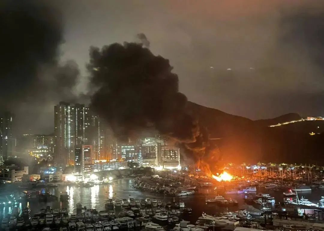 僅一夜，8艘船只被燒毀！現(xiàn)場火勢猛烈濃煙滾滾！