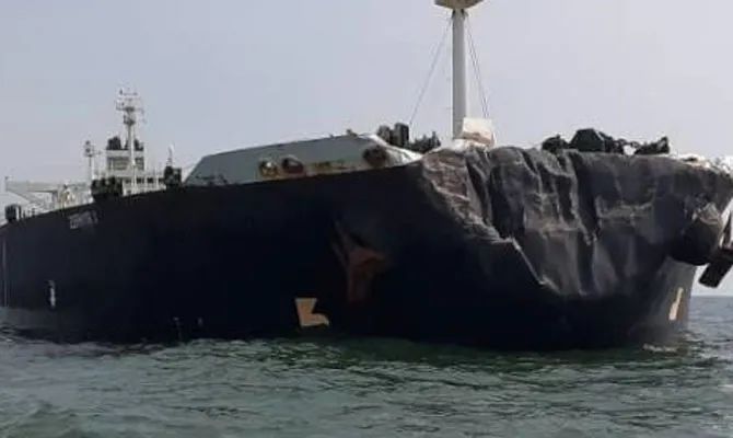 突發(fā)！一大型集裝箱船在馬六甲海峽被油輪撞擊，兩船嚴(yán)重受損，船期延誤！