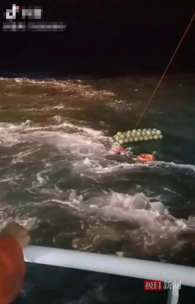 東海一漁船與貨船碰撞后沉沒(méi)，3人獲救11人失蹤...