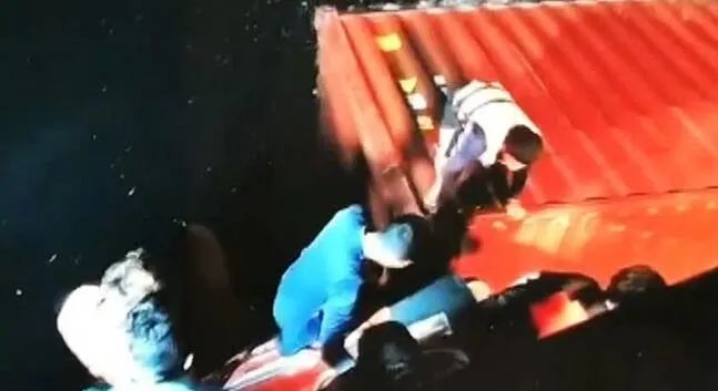 突發(fā)！一艘集裝箱船傾覆沉沒！42個集裝箱落水