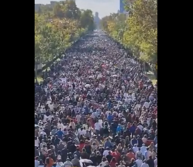 街上密密麻麻全是人！