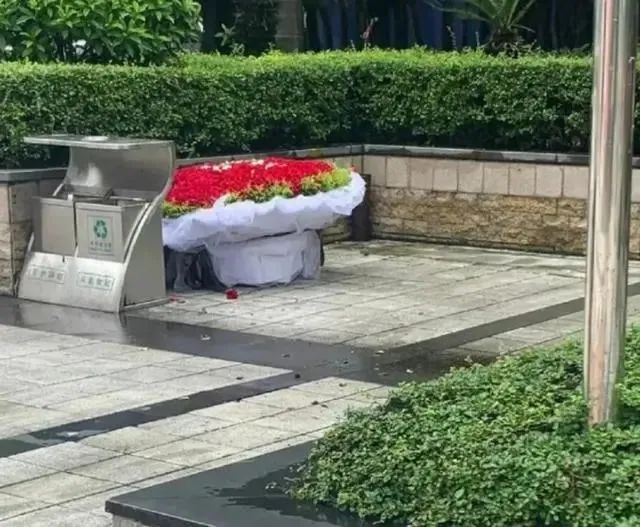 才2單，情人節(jié)銷量暴跌，賣家：“無所謂，垃圾桶會(huì)出手！”