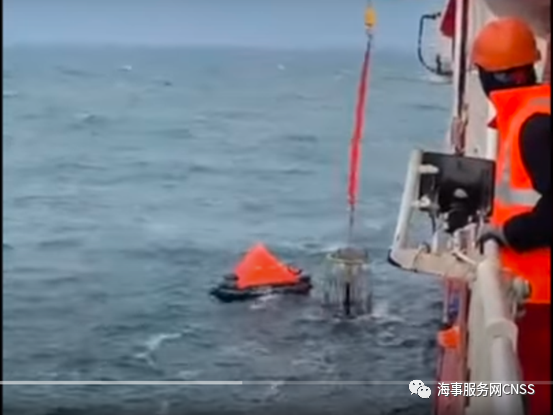 翻沉！老舊貨輪遇上4米大浪后，兩船員身亡...