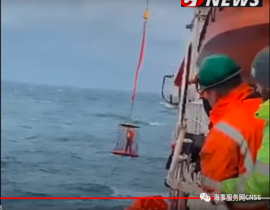 翻沉！老舊貨輪遇上4米大浪后，兩船員身亡...