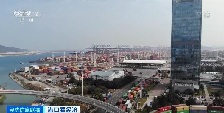 央視實(shí)地探訪上海深圳港口爆倉情況：貨物積壓太嚴(yán)重，貨柜車一度擁堵超17公里！