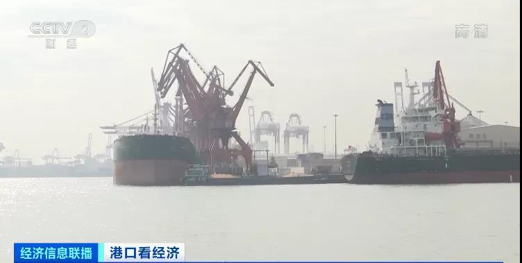 央視實(shí)地探訪上海深圳港口爆倉情況：貨物積壓太嚴(yán)重，貨柜車一度擁堵超17公里！