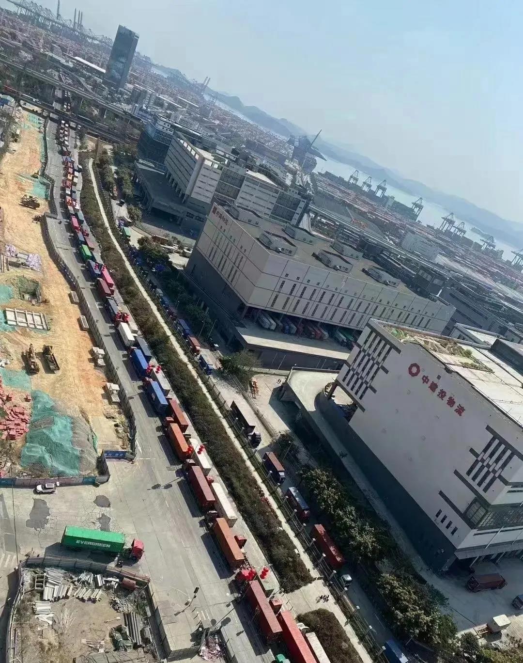 落箱費飛漲到1500.....馬路變堆場、道路堵、一箱難落、司機難尋、卡車難求！
