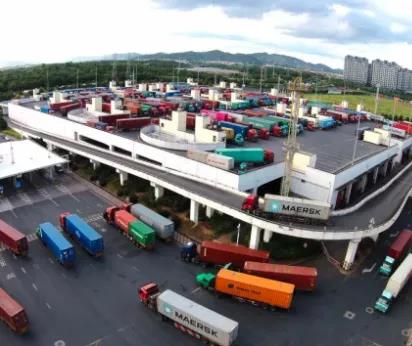 落箱費飛漲到1500.....馬路變堆場、道路堵、一箱難落、司機難尋、卡車難求！