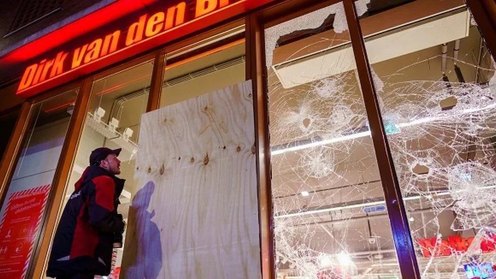 荷蘭內(nèi)戰(zhàn)爆發(fā)？超10城暴亂：縱火、搶劫、襲警、火燒新冠檢測站！恐將持續(xù)數(shù)周！