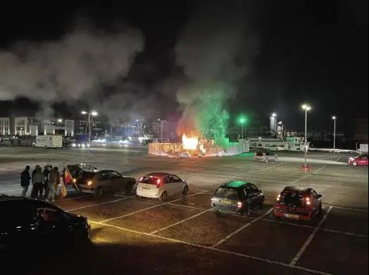 荷蘭內(nèi)戰(zhàn)爆發(fā)？超10城暴亂：縱火、搶劫、襲警、火燒新冠檢測站！恐將持續(xù)數(shù)周！