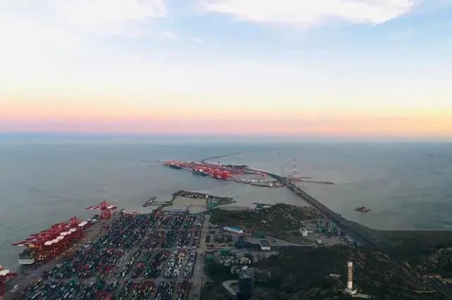4350萬標準箱，上海港全年集裝箱吞吐量創(chuàng)新高！連續(xù)11年蟬聯(lián)世界第一