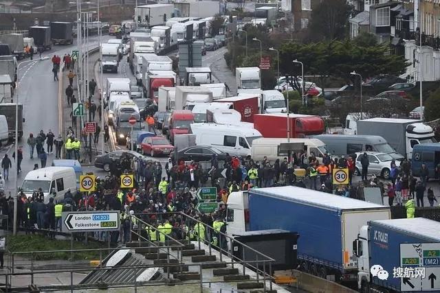 中國暫停往返英國航班，英國多佛港公路仍舊混亂擁堵