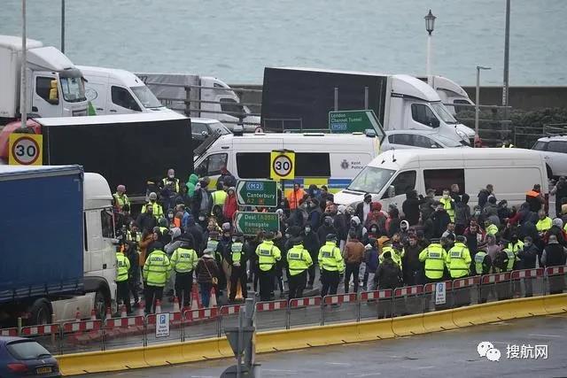 中國暫停往返英國航班，英國多佛港公路仍舊混亂擁堵