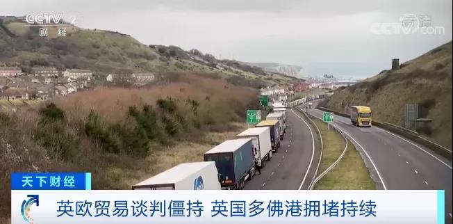 港口嚴重擁堵，卡車排隊數(shù)公里！各大船公司取消樞紐港靠泊，港口貨運量暴跌！
