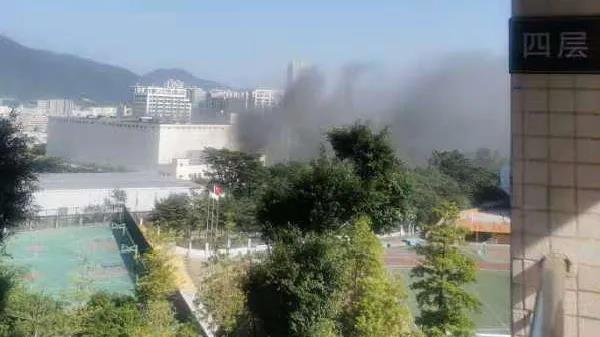 深圳鹽田一物流園突發(fā)起火，事發(fā)現(xiàn)場黑煙滾滾，受困3人已被救出