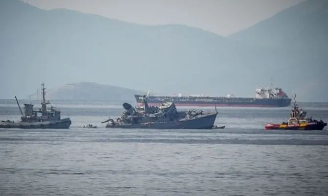 馬士基集裝箱船將希臘軍艦撞成兩截！