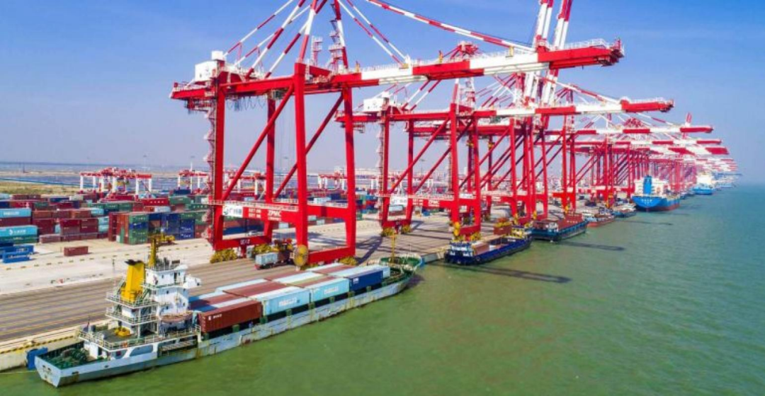 10月初，我國(guó)主要港口的集裝箱運(yùn)輸量增長(zhǎng)了18.4％