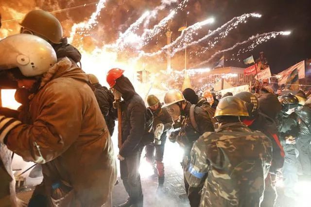 打砸店鋪、向警方狂射煙花！火光四射！抗議新冠封鎖，這個國家深夜爆發(fā)沖突