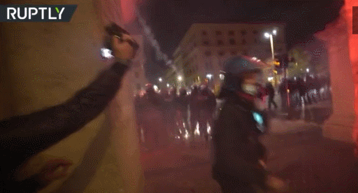 打砸店鋪、向警方狂射煙花！火光四射！抗議新冠封鎖，這個國家深夜爆發(fā)沖突