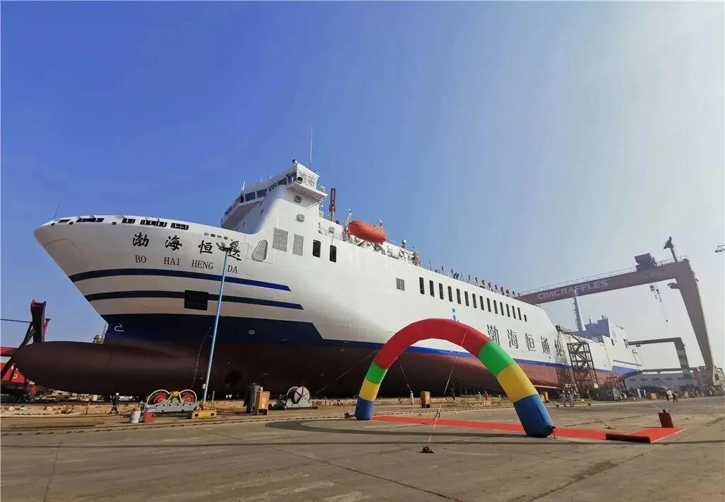 亞洲最大！一船可拉走整個足球場的車！中集來福士建造的“渤海恒達(dá)”輪下水