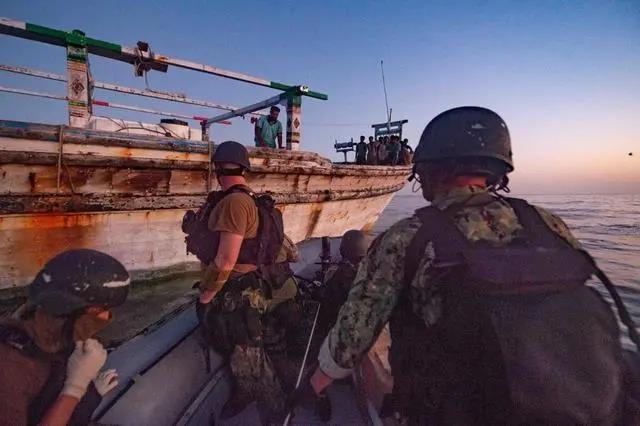 伊朗船只發(fā)出遇險(xiǎn)信號(hào)后引來(lái)美國(guó)軍艦...