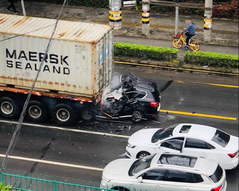 突發(fā)丨集裝箱拖車被追尾，現(xiàn)場慘不忍睹，道路千萬條，安全第一條！