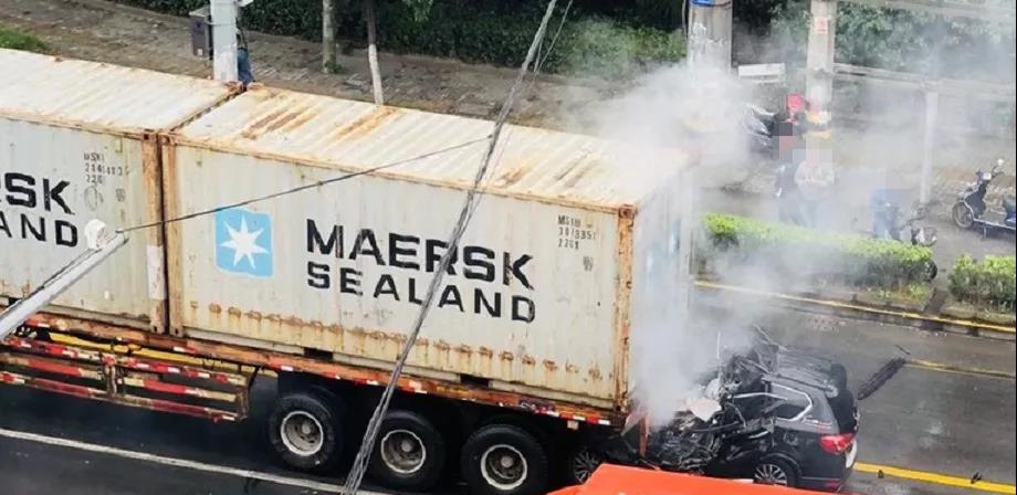 突發(fā)丨集裝箱拖車被追尾，現(xiàn)場慘不忍睹，道路千萬條，安全第一條！