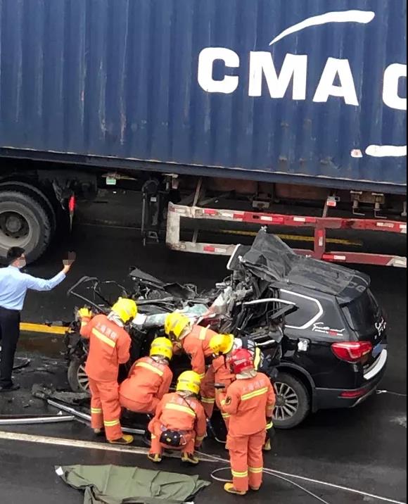 突發(fā)丨集裝箱拖車被追尾，現(xiàn)場慘不忍睹，道路千萬條，安全第一條！